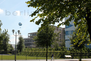 Da wo hinter dem Gebäude mit der weißen Fassade das Baugerippe steht da muss der Führerbunker gewesen sein. Dieses Bild habe ich von der Ebertstraße in Berlin gemacht. Genauer kann man die Lage von dem Führerbunker in Berlin doch nicht mehr beschreiben, oder?