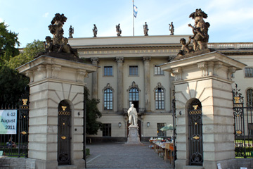 Eingang zur Humboldt Universität Unter den Linden in Berlin Mitte wo gerade Bücher verkauft werden.