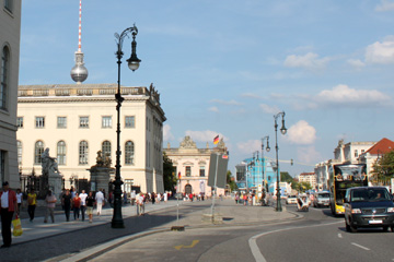 Humboldt Universität an der Straße Unter den Linden mit Blick in Richtung Osten.